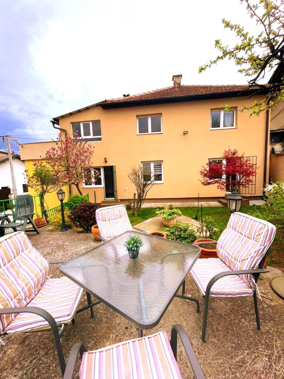 Garden Free Parking Apartment Sarajevo Luaran gambar
