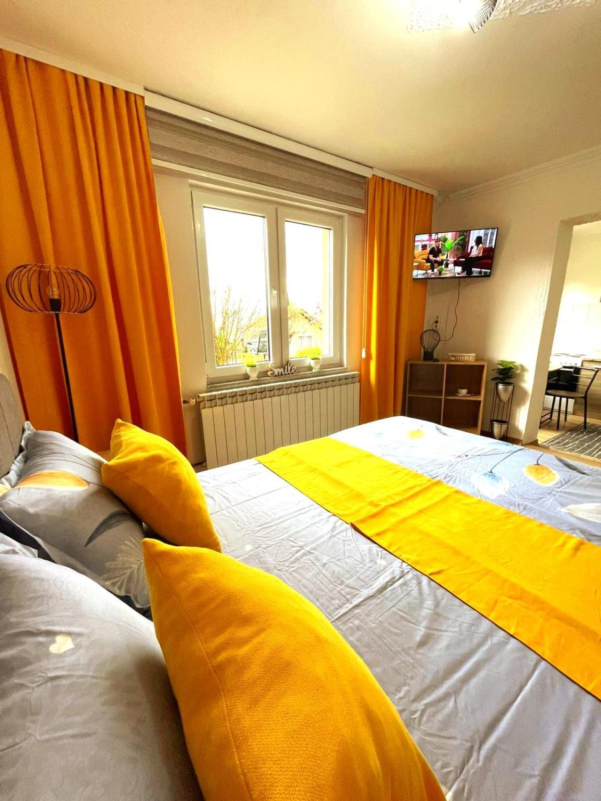 Garden Free Parking Apartment Sarajevo Luaran gambar